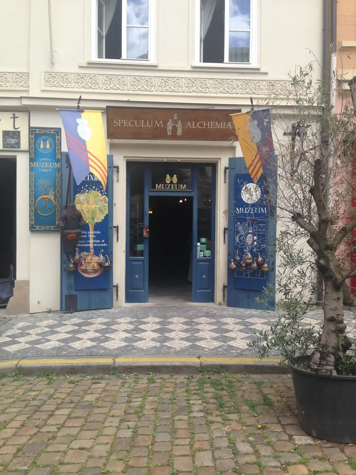 The alchemy workshop of Speculum Alchemiae at Haštalská 1, an add-on to an alchemy ghost tour in Prague